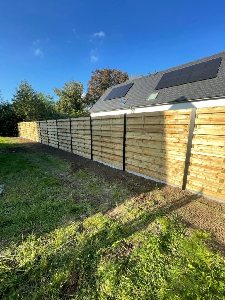 Houten omheiningen in Knesselare: Voeg een vleugje natuurlijke elegantie toe aan jouw eigendom. Ontdek onze hoogwaardige houten omheiningen, perfect passend bij de landelijke charme van Knesselare.