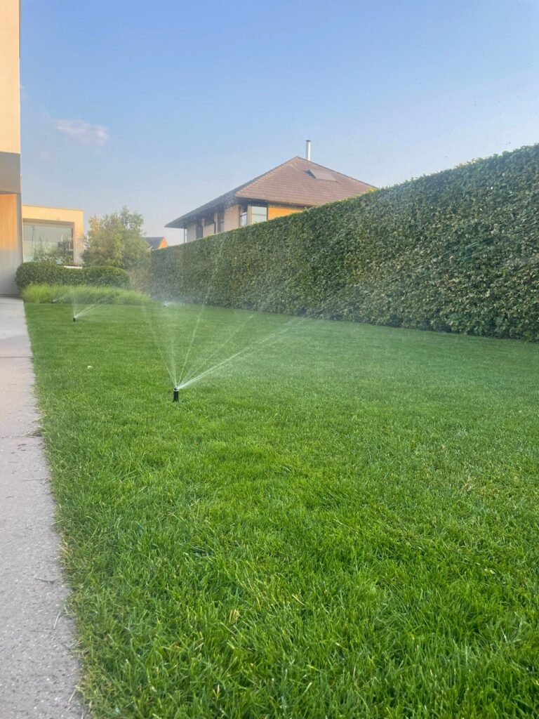 Nauwkeurigheid en efficiëntie: Een sproeier in actie voor optimale hydratatie van je tuin. Investeer in geavanceerde irrigatietechnologie voor een weelderig en gezond landschap.